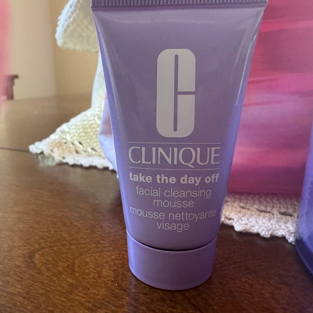 Clinique Take the Day Off & Bag - Picture 2 of 7